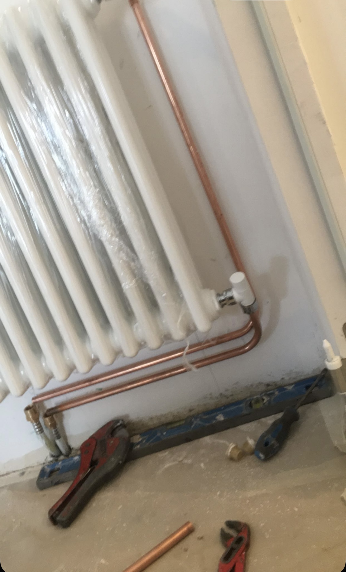 Chantier de plomberie réalisé par AMM Plomberie à Saint-Germain-en-Laye (78100) — raccordement cuivre sur radiateur