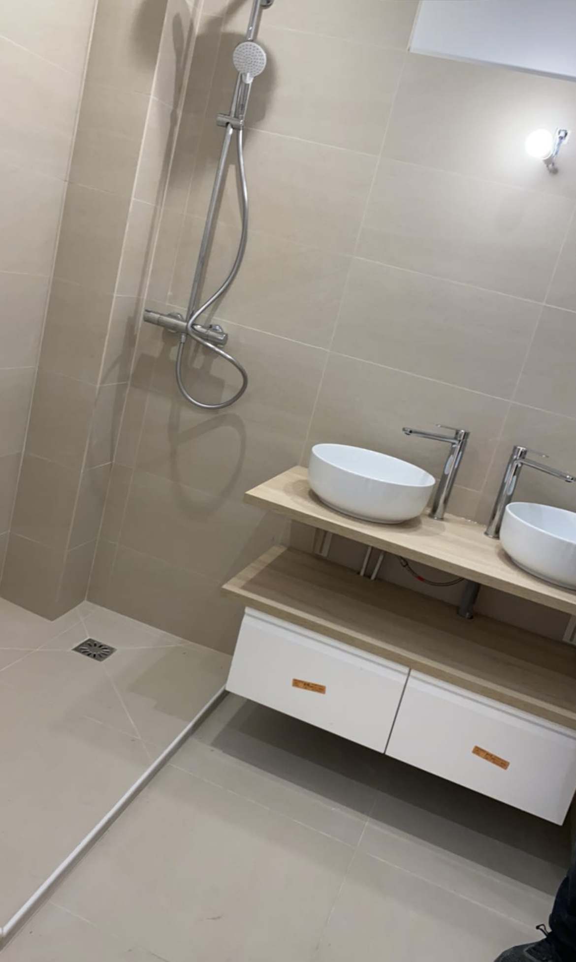 Rénovation de salle de bain à Chatou (78400) par AMM Plomberie — douche à l'italienne et double vasque