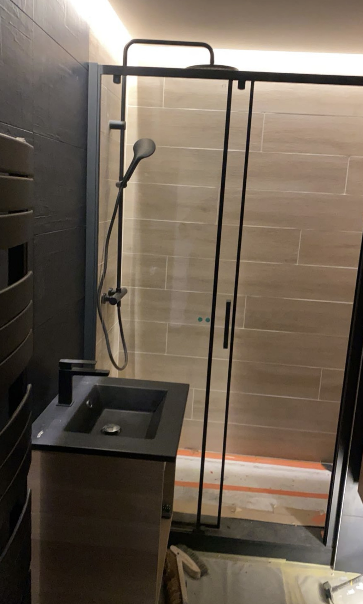 Rénovation de salle de bain au Vésinet (78110) par AMM Plomberie — douche italienne et robinetterie noire